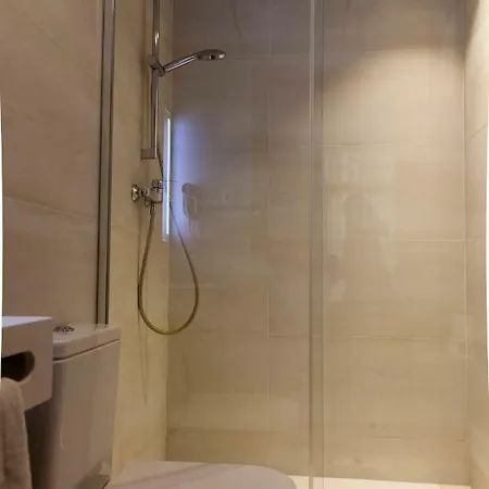 Paris בית הארחה